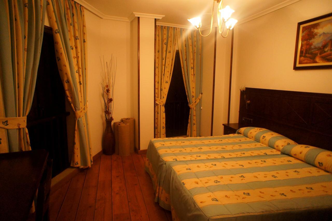Mirador Da Ribeira Hotell Viana do Bolo Rom bilde